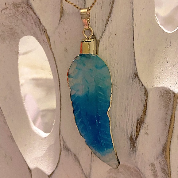 14kt ygp BNIB Blue Ombré Feather Geode Pendant On Necklace - Picture 9 of 14